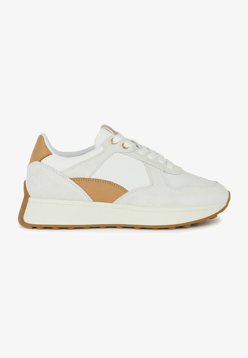 Des baskets blanches et beige avec un mélange de textures lisses et en daim, dotées d'un système de laçage et d'une semelle en caoutchouc épaisse.