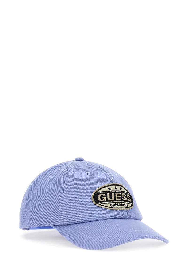 Lichtpaarse honkbalpet met gebogen klep en een ovale "GUESS Originals" patch in het midden aan de voorkant.