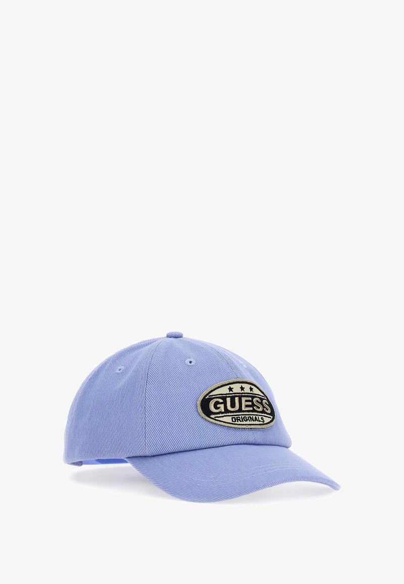 Lichtpaarse honkbalpet met gebogen klep en een ovale "GUESS Originals" patch in het midden aan de voorkant.