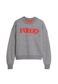 Grijze sweatshirt van gestructureerde stof, met een ronde hals en ribbels bij de mouwen. Gedurfde rode "FUEGO" logo op de voorkant, met oranje accenten aan de binnenzijde.