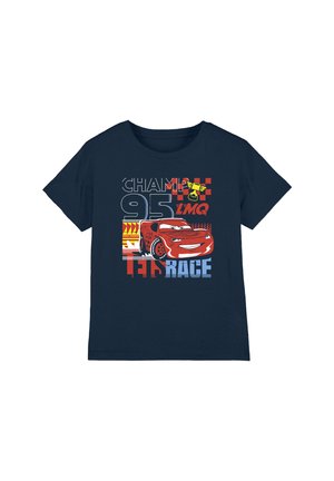 Dunkelblaues T-Shirt mit einem farbenfrohen Grafikmotiv eines roten Rennwagens und dem Text "CHAMP 95 LET'S RACE" in fetten Buchstaben.
