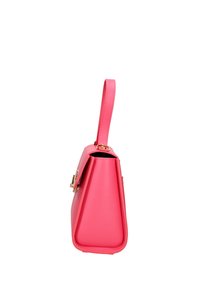 Gestructureerde roze leren handtas met een driehoekige vorm, handvat aan de bovenkant, gouden hardware en een gladde textuur. Beschikt over een veilige sluiting.