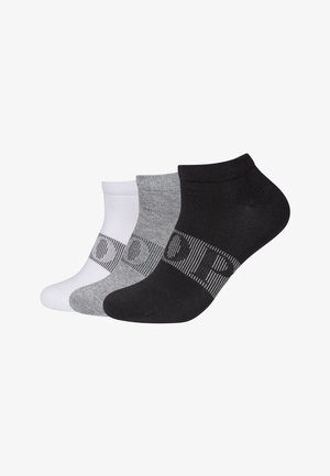 Drie enkelsokken in zwart, grijs en wit, elk met een horizontale gestreepte band en een gedeeltelijk tekstontwerp over de middenvoet.