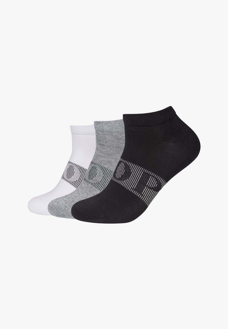 Tre calzini alla caviglia nei colori nero, grigio e bianco, ciascuno con una fascia a righe orizzontali e un design parziale di testo sulla parte centrale del piede.