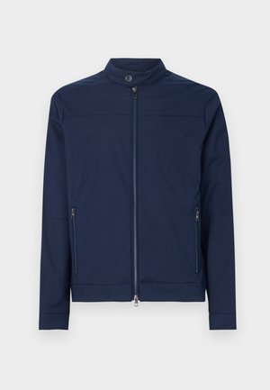 Dunkelblauer Softshell-Jacke mit Stehkragen, durchgehendem Reißverschluss und zwei seitlichen Reißverschlusstaschen; glatte Textur und minimalistisches Design.