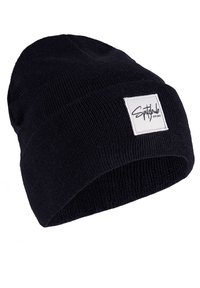 Marineblauwe gebreide beanie met een omgevouwen rand en een gestructureerde afwerking. Heeft een rechthoekig wit label met zwarte tekst aan de voorkant.