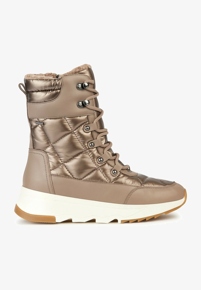 Botte d'hiver taupe montante et rembourrée avec côtés matelassés, laçage à l'avant, semelle blanche épaisse et semelle en caoutchouc pour usage extérieur.