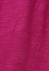 Gros plan sur un tissu magenta texturé avec un tissage visible et des stries horizontales subtiles.
