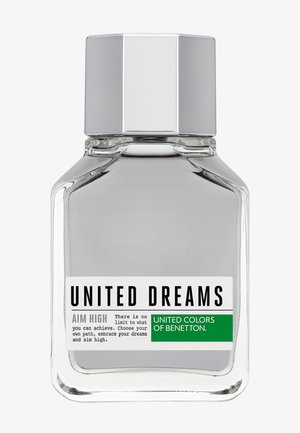 Duidelijke rechthoekige glazen parfumfles met zilveren dop, gelabeld met "UNITED DREAMS AIM HIGH" en "UNITED COLORS OF BENETTON" met motiverende tekst.