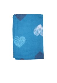 Tessuto blu con un motivo di cuori e forme geometriche in tonalità più chiare, realizzato in un materiale morbido e testurizzato.