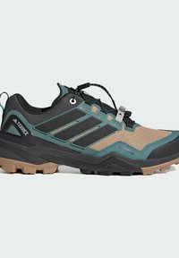 Czarno-błękitne buty trekkingowe z siateczkowym wierzchem i gumową podeszwą. Wyróżniają się teksturowaną beżową wstawką, amortyzującą śródpodeszwą oraz systemem szybkiego sznurowania.
