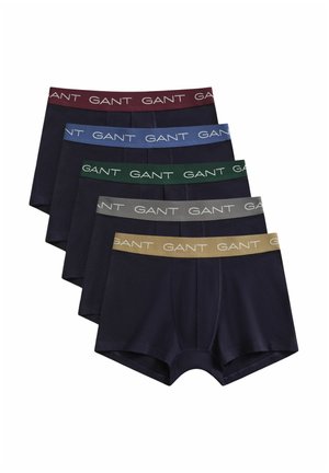 Cinque paia di boxer da uomo blu navy impilati, ciascuno con un elastico di colore diverso con il marchio "GANT" in lettere bianche.
