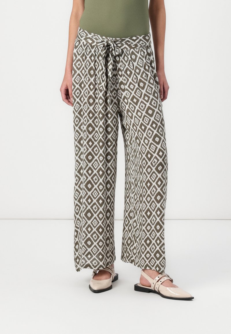 Pantalons à jambes larges en vert olive avec un motif en diamants blancs, dotés d'une taille nouée et d'un tissu doux et léger.