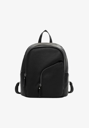 Väike must tekstuurse nahaga seljakott, millel on ees ja külgedel lukuga taskud ning ülaosas kandesang.