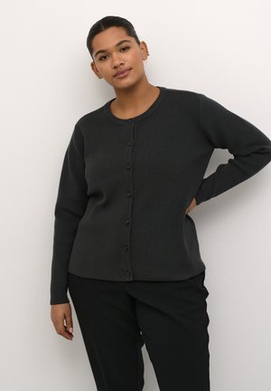 Dunkelgraue gerippte Strickjacke mit Rundhalsausschnitt, Knöpfen vorne und langen Ärmeln, kombiniert mit schwarzen Hosen. Glatte Textur mit taillierter Passform.