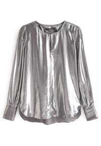 Metallic sølv bluse med lange ærmer, rund halsudskæring, knaplukning foran og draperinger på skuldrene. Glat, blank overflade.