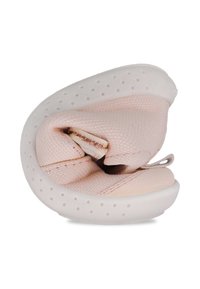 Zapato rosa claro con forma redondeada, parte superior de tela texturizada y suela de goma blanca con perforaciones para ventilación.
