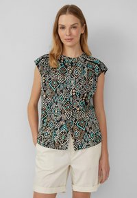 Blusa senza maniche nera con motivo geometrico in turchese e beige. Presenta un collo rotondo e un tessuto morbido.