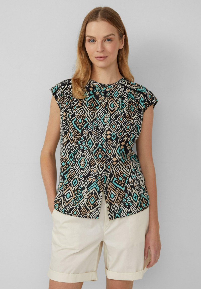 Blusa senza maniche nera con motivo geometrico in turchese e beige. Presenta un collo rotondo e un tessuto morbido.