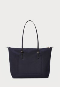 Morska torba iz teksturiranega blaga, opremljena z dvema črnima usnjenima ročajema, z zadrgo in sprednjim žepom brez vidnih kovinskih delov.