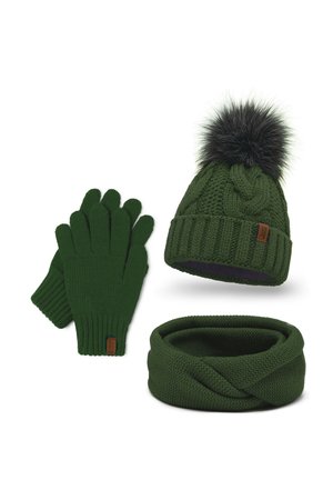 Zielona dzianinowa czapka z czarnym futrzanym pomponem, pasujące zielone rękawiczki oraz pleciony zielony komin. Teksturowana, przytulna tkanina na całej powierzchni.