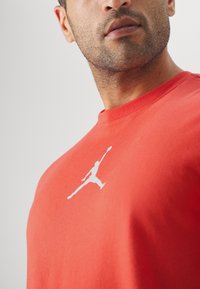 Jordan JUMPMAN SHORT SLEEVE CREW - Camiseta deportiva - lobster/dune red