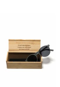 Occhiali da sole rotondi di colore grigio scuro in una scatola di bambù con interno nero. La scatola presenta un testo inciso sul coperchio. Gli occhiali hanno montature spesse.