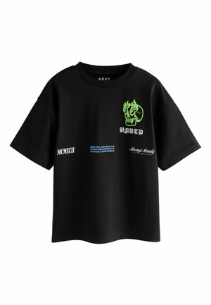 Čierne tričko s krátkym rukávom so zelenou horiacou lebkou a bielym a modrým textom vrátane "UNLTD", "MCMXCII" a motivačných fráz.