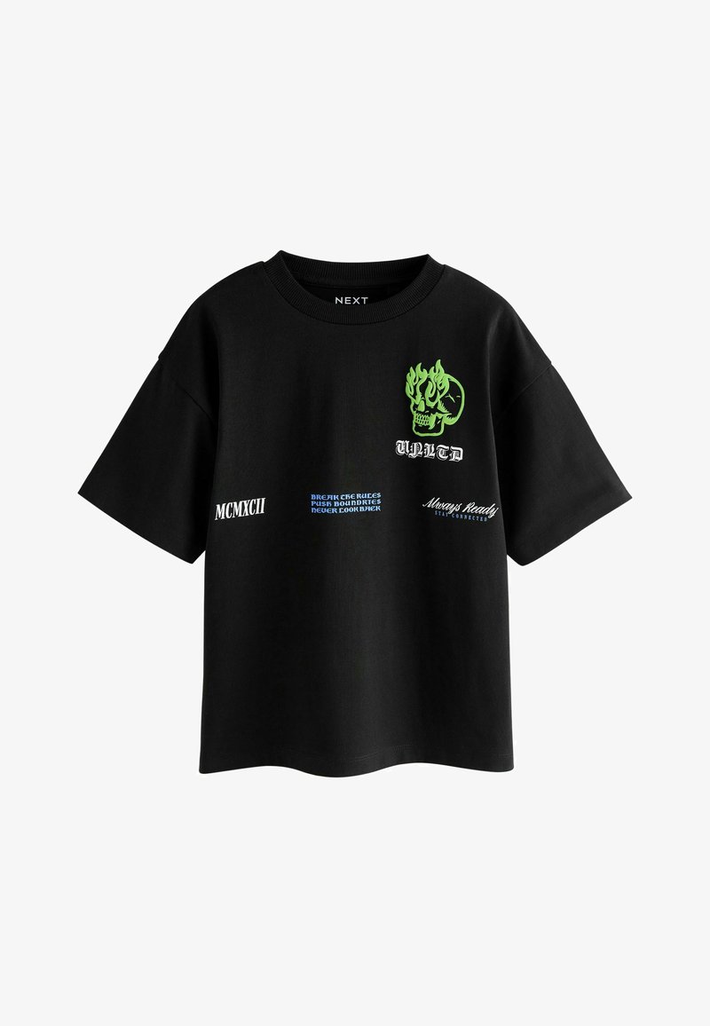 T-shirt noir à manches courtes avec un visuel de crâne vert en flammes, et texte en blanc et bleu comprenant "UNLTD", "MCMXCII" et des phrases motivantes.