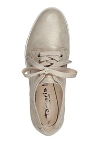 Sneaker beige chiaro con finitura metallica, punta rotonda e lacci coordinati. Presenta una soletta color tawny con branding. Texture liscia.