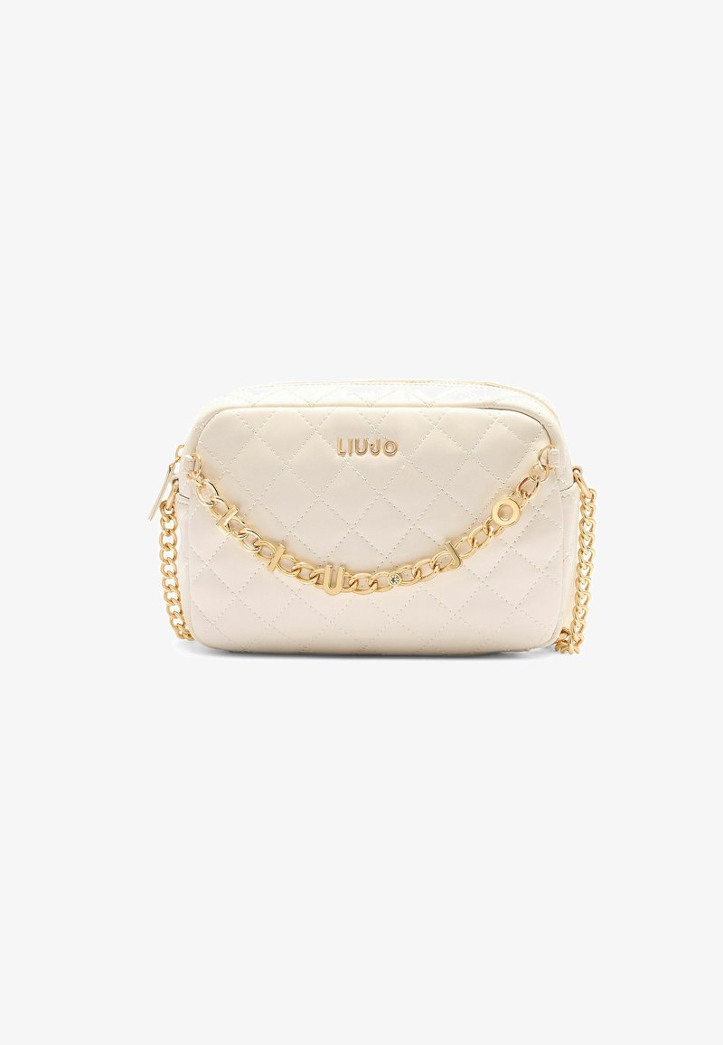 Gepolsterte cremefarbene Handtasche mit goldener Kettenriemen und Logo, ausgestattet mit einem Reißverschluss und einer glatten Lederoberfläche.