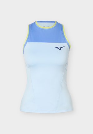 Maiou atletic fără mâneci cu corp albastru deschis, partea superioară a pieptului albastru închis, bordură galbenă la găurile pentru brațe și la decolteu, și un mic logo pe piept.