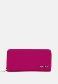 Portafoglio fucsia con una texture liscia e opaca. Presenta un logo argento "Desigual." sulla parte anteriore, forma rettangolare e chiusura con zip.
