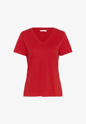 Röd t-shirt med V-hals, kort ärm, tillverkad av bomull. Slät textur, avslappnad passform, med en etikett sydd vid halsringningen.