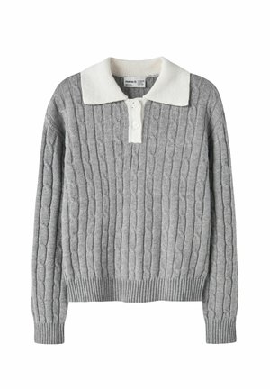 Pull gris en maille torsadée à manches longues avec col blanc et patte boutonnée, poignets et bas côtelés.