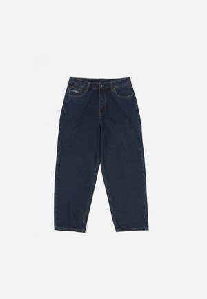 Pantalones de mezclilla azul oscuro con corte relajado, cintura alta, cierre de cremallera y diseño de cinco bolsillos. Presenta costuras visibles y etiqueta de la marca en el bolsillo.