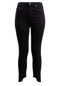 Jeans de mezclilla negra con cintura alta, corte ajustado y dobladillo deshilachado. Cuenta con bolsillos frontales y un cierre de botón único. Textura suave.