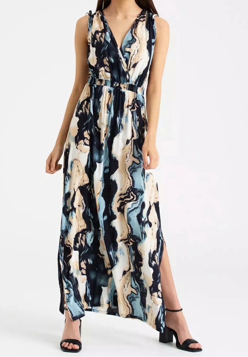 Maxi sukienka w wzorzystym materiale z niebieskimi, czarnymi i kremowymi spiralami. Głęboki dekolt w szpic, bez rękawów, z bocznymi rozcięciami i elastycznym pasem.