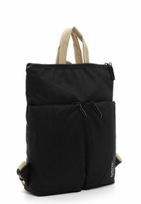 Zaino in tessuto nero con due tasche frontali con zip, manici beige e spallacci regolabili. Presenta una finitura testurizzata e un dettaglio con logo.