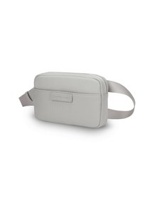 Šedá textilní křížová taška s hladkým povrchem, obdélníkovým tvarem a nastavitelným popruhem. Na přední straně se nachází decentní značka.