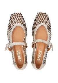 Mary Jane Ballerinas mit einem silbernen Lederband, offener Netzdesign, quadratischer Zehenpartie und beigem Innenfutter. Mit einer Schnalle für einen sicheren Halt.