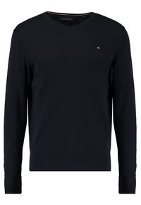 Maglione da uomo nero a maniche lunghe con scollo a V, dotato di polsini e orlo a costine, caratterizzato da un piccolo logo rosso, bianco e blu sul lato sinistro del petto.