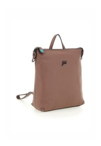 Zaino in pelle marrone con una finitura testurizzata, chiusura con zip e una piccola maniglia. Presenta un bottone decorativo e un logo nella parte anteriore.