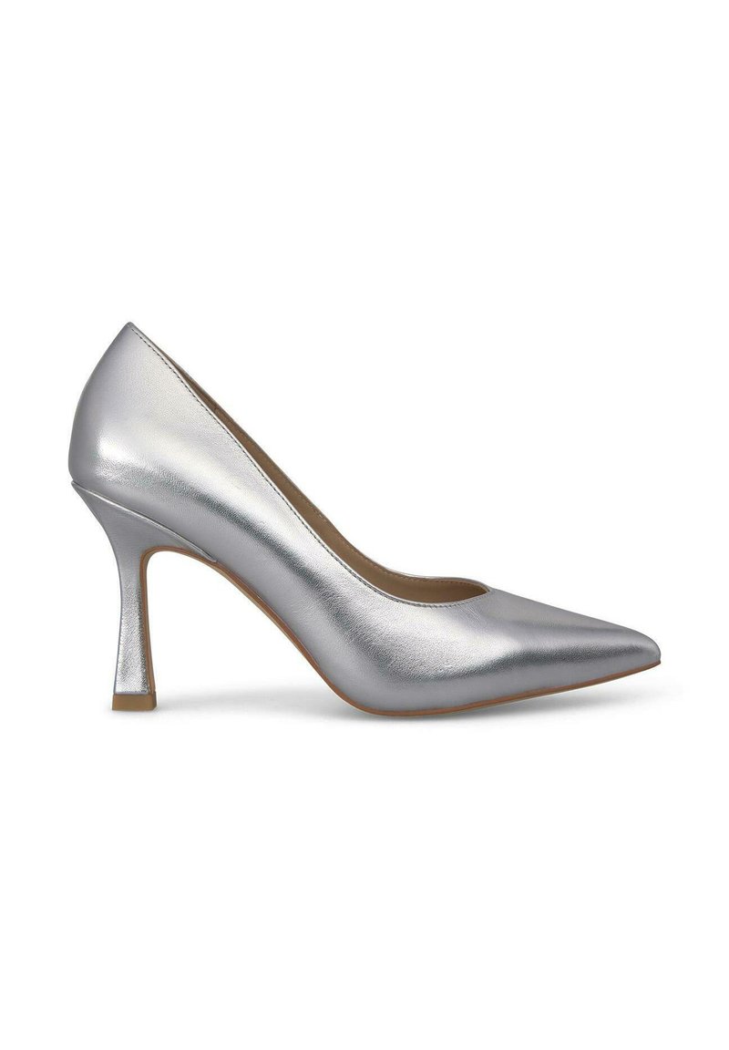 Chaussure à talon aiguille métallique argentée avec un bout pointu et un talon fin et angulaire. Texture lisse et design minimaliste.