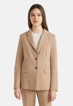 Beige sakový blejzr s klopami, dvěma předními kapsami a dvěma hnědými knoflíky. Hladká tkanina se strukturovaným střihem.