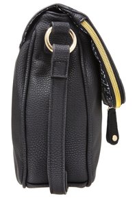 Borsa a tracolla in pelle nera con texture, chiusura con zip dorata, dettaglio anello laterale, forma piatta e fodera interna con motivo a contrasto.