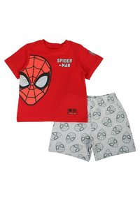 T-shirt en coton rouge avec un graphique de Spider-Man et du texte, associée à un short gris avec des motifs de visages de Spider-Man.