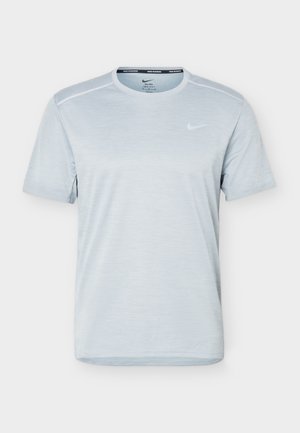 Helehall Nike Dri-FIT lühikeste varrukatega jooksusärk ümarkaelusega ja väikese Swooshi logoga vasakul rinnal.