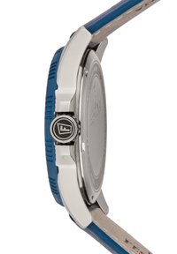 Nerūdijančio plieno laikrodis su mėlynu silikono dirželiu, turintis ryškų apvalų vainikėlį ir tekstūruotą korpuso kraštą. Lygus apatinis paviršius.