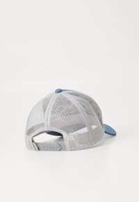 Boné de beisebol em rede cinza com uma aba de denim azul. Apresenta um fecho snapback e um topo arredondado com um detalhe em botão.